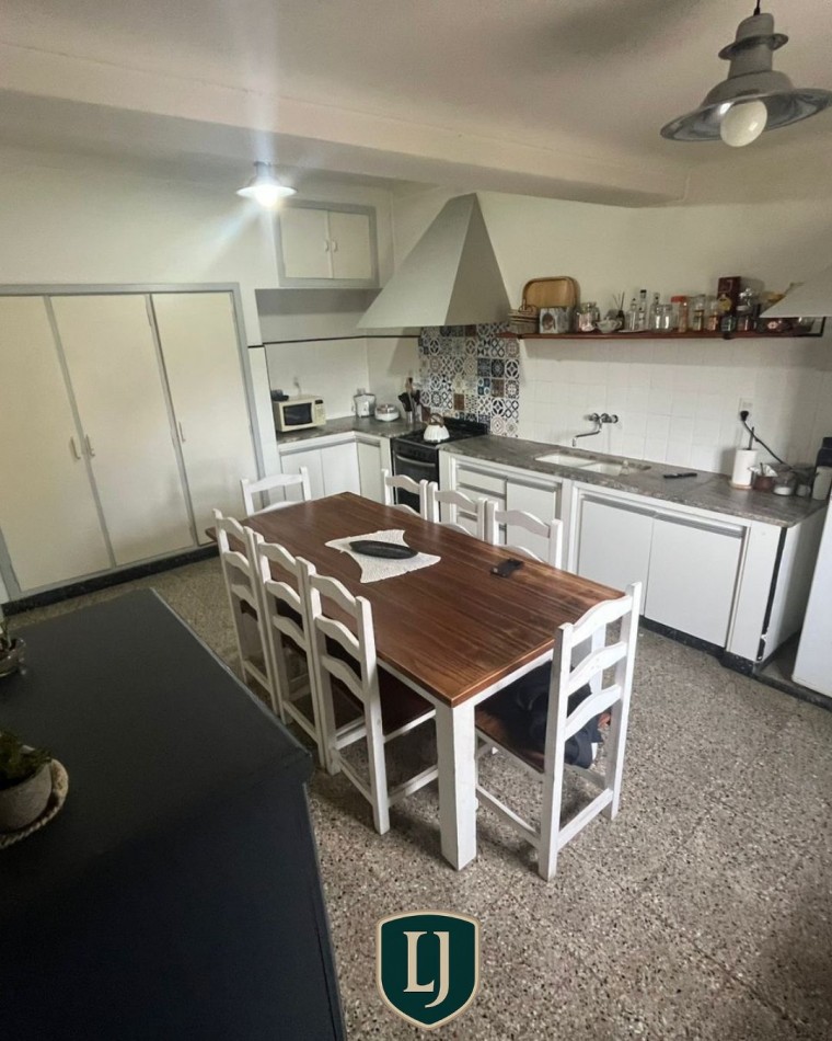 Importante Chalet sobre Av. Favaloro, Balcarce